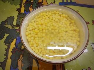 2、翡翠团子,洗净的绿豆中倒入开水，泡2小时。