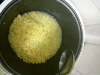 4、翡翠团子,电饭锅按煮饭的键，煮开后用勺子搅拌一下，确定是否绿豆煮烂了。