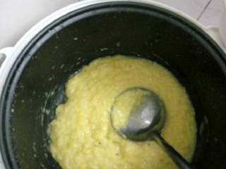 5、翡翠团子,绿豆煮烂后，开始用勺子搅拌绿豆，让水快点干。约15分钟就没什么水了。