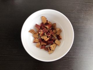 3、凉薯花生露,红枣浸泡后切碎