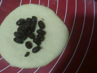 8、金黄色的花瓣雨,取一个面剂,擀面皮,放入蜜红豆