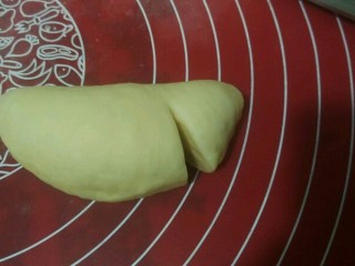 10、金黄色的花瓣雨,所图所示,用剪刀剪出小口