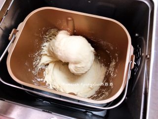 2、自制油条,揉至面团光滑无干粉的状态