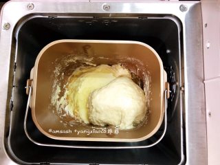 3、自制油条,加入20克的食用油