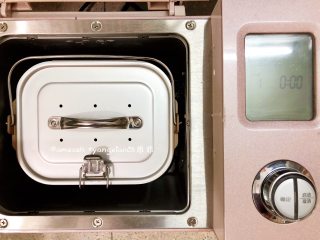 4、自制油条,盖上盖子，油量比较多，以防揉面的时候油弹到面包机盖子，继续揉至面团吸收所有食用油，揉好的面团跟耳坠一样柔软就可以了