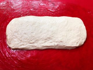 5、自制油条,硅胶垫子上抹上适量的食用油，面团防粘，取出面团把面团放在硅胶垫上把面团用手整理成长条状