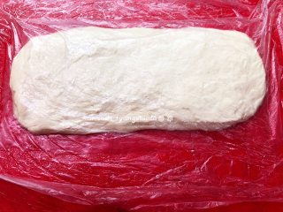 6、自制油条,面团上抹上少许食用油防粘，盖上保鲜膜发酵