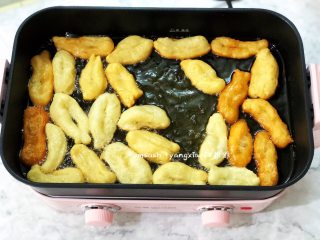 9、自制油条,把油条炸至金黄色捞出沥干油分即可