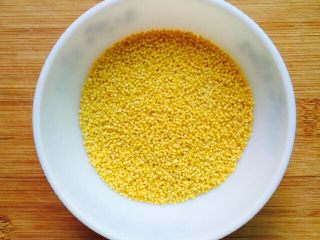 1、三色藜麦小米粥,金灿灿的小米