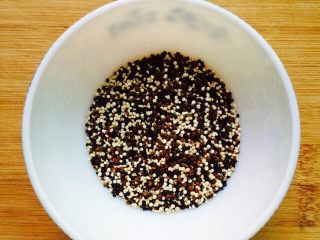 2、三色藜麦小米粥,三色藜麦