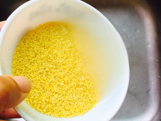 3、三色藜麦小米粥,小米清洗一下