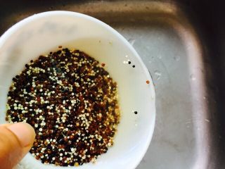 4、三色藜麦小米粥,三色藜麦清洗一遍