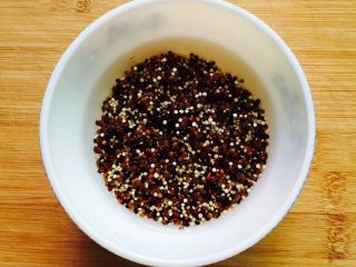 5、三色藜麦小米粥,加适量的清水浸泡30分钟