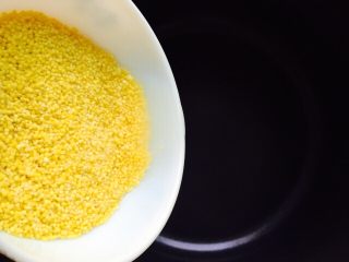 6、三色藜麦小米粥,取出电饭煲内胆将清洗干净的小米倒入内胆