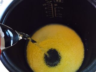 7、三色藜麦小米粥,加入足够的饮用水