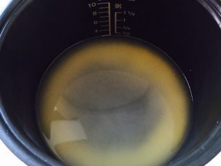 8、三色藜麦小米粥,将电饭煲内胆放入电饭煲里