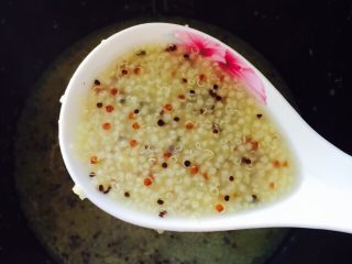 11、三色藜麦小米粥,铛铛铛,时间到!三色藜麦小米粥香味扑鼻而来