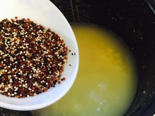 10、三色藜麦小米粥,小米粥煮30分钟后再倒入洗干净后的三色藜麦,搅拌一下盖上锅盖继续煮20分钟