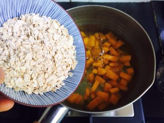 6、南瓜燕麦粥,倒入燕麦