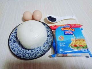 1、快手早餐~芝香馒头丁,准备好食材。