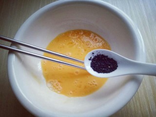 4、快手早餐~芝香馒头丁,加入熟黑芝麻。(白芝麻也是可以的)