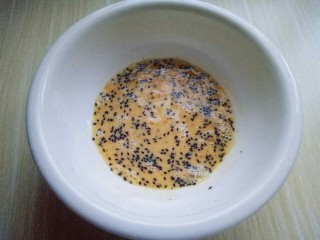 5、快手早餐~芝香馒头丁,用筷子搅拌均匀。