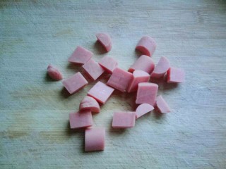 6、快手早餐~芝香馒头丁,火腿肠去皮,切丁。