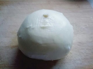 7、快手早餐~芝香馒头丁,一个大白馒头,用刀身将其压扁。