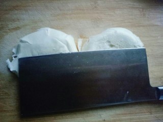 8、快手早餐~芝香馒头丁,再次用刀身压切好的馒头片。