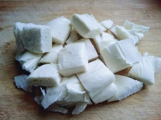 9、快手早餐~芝香馒头丁,将压扁的馒头丁切块。