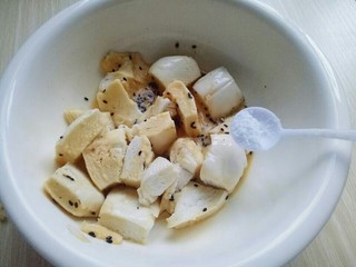 11、快手早餐~芝香馒头丁,加入盐,用筷子翻拌均匀。