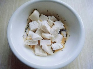 10、快手早餐~芝香馒头丁,把切好的馒头丁放入蛋液中。