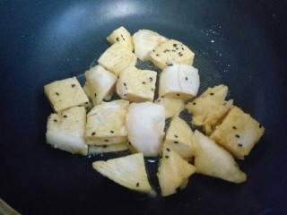 12、快手早餐~芝香馒头丁,起油锅,油温7成时加入裹好鸡蛋液的馒头丁,中小火煎。