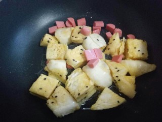 13、快手早餐~芝香馒头丁,加入切好的火腿肠。