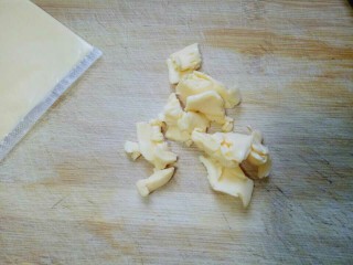 14、快手早餐~芝香馒头丁,取下芝士的外包装袋,用手撕成小块就可以。