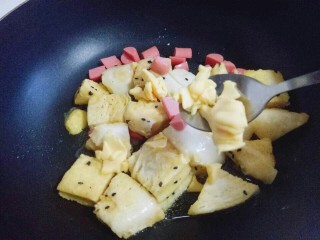 15、快手早餐~芝香馒头丁,加入撕好的芝士片中火煎制,煎出金黄即可出锅。