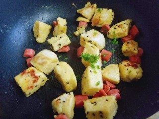 16、快手早餐~芝香馒头丁,煎好的馒头丁撒上切好的葱花。