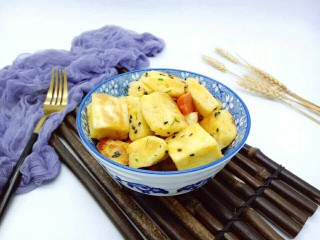 17、快手早餐~芝香馒头丁,装入碗中美美的开餐。