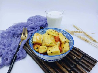 18、快手早餐~芝香馒头丁,加热一杯牛奶,营养美味~能量满满的早餐。