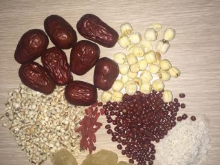 1、红豆薏米莲子粥,食材