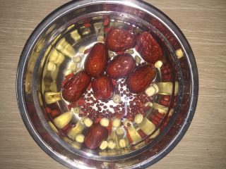 2、红豆薏米莲子粥,先将红豆，枸杞，莲子，红枣泡一晚上。