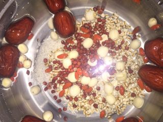 3、红豆薏米莲子粥,接下来把泡好的红豆，红枣，枸杞，莲子，放入锅中，再加入糯米，薏米。