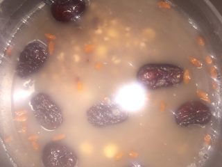 4、红豆薏米莲子粥,把水烧开后，放入两块老冰糖，小火熬制一小时，然后出锅。