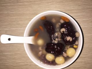 5、红豆薏米莲子粥,装在小碗中即可