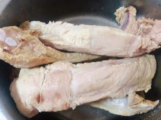 3、奥尔良红烧排骨,焯好水的排骨立即放入冷水中冲洗干净沥干水份