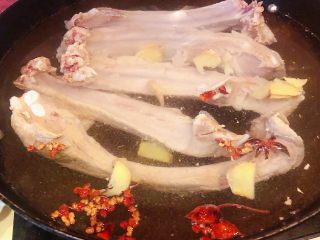 4、奥尔良红烧排骨,锅中重新倒入清水放入排骨、料酒、姜、花椒和八角大火炖起来