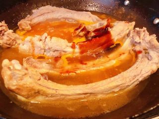 7、奥尔良红烧排骨,放入排骨再放入蚝油、一品鲜酱油、糖大火炖起来