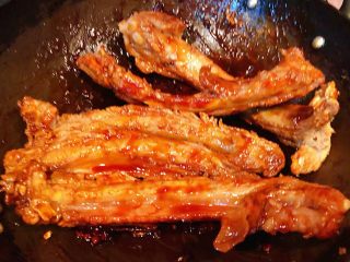 8、奥尔良红烧排骨,排骨炖至汤汁收干翻炒均匀即可出锅享用