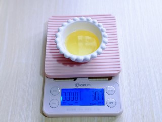 1、红丝绒草莓奶油蛋糕卷～下午茶必备甜品,首先将所有食材称重，切记不能估算。