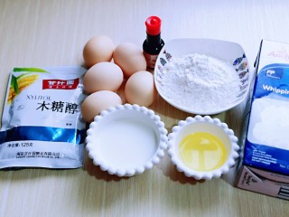 2、红丝绒草莓奶油蛋糕卷～下午茶必备甜品,准备好所有食材。